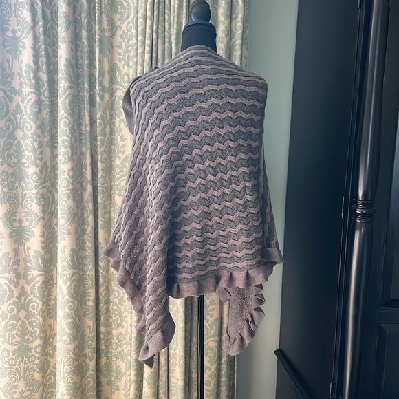 Asymmetrical Poncho - Picture 2 of 3